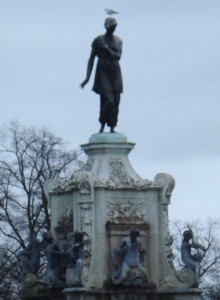 statue1